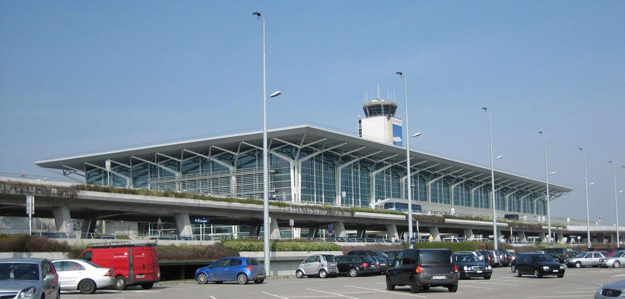 Vue extérieure de l'aéroport de Bâle-Mulhouse, accessible en TAXI ou VTC Allo!Taxi'Cab