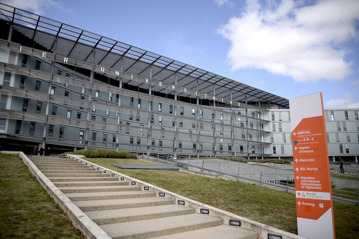 Vue extérieure du CHU Dijon Bourgogne, accessible en TAXI ou VTC Allo!Taxi'Cab