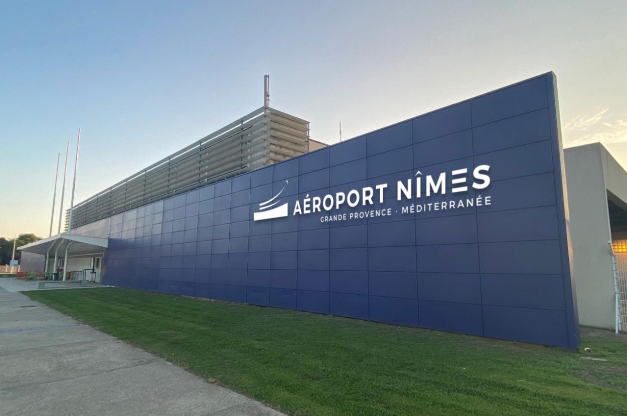 Vue de face de l'aéroport de Nimes Grande Provence Méditerranée, accessible en TAXI ou VTC Allo!Taxi'Cab