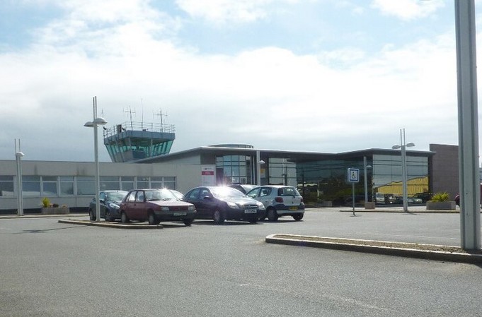 Vue de loin de l'aéroport de Lannion, accessible en TAXI ou VTC Allo!Taxi'Cab