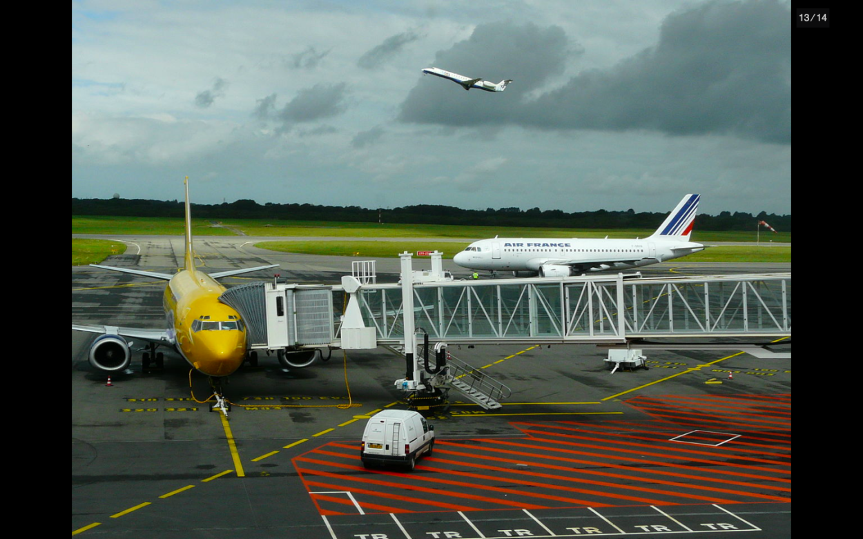 Vue de face de l'aéroport de l'aéroport Brest Bretagne, accessible en TAXI ou VTC via l'annuaire spécialisé Allo! Taxi'Cab
