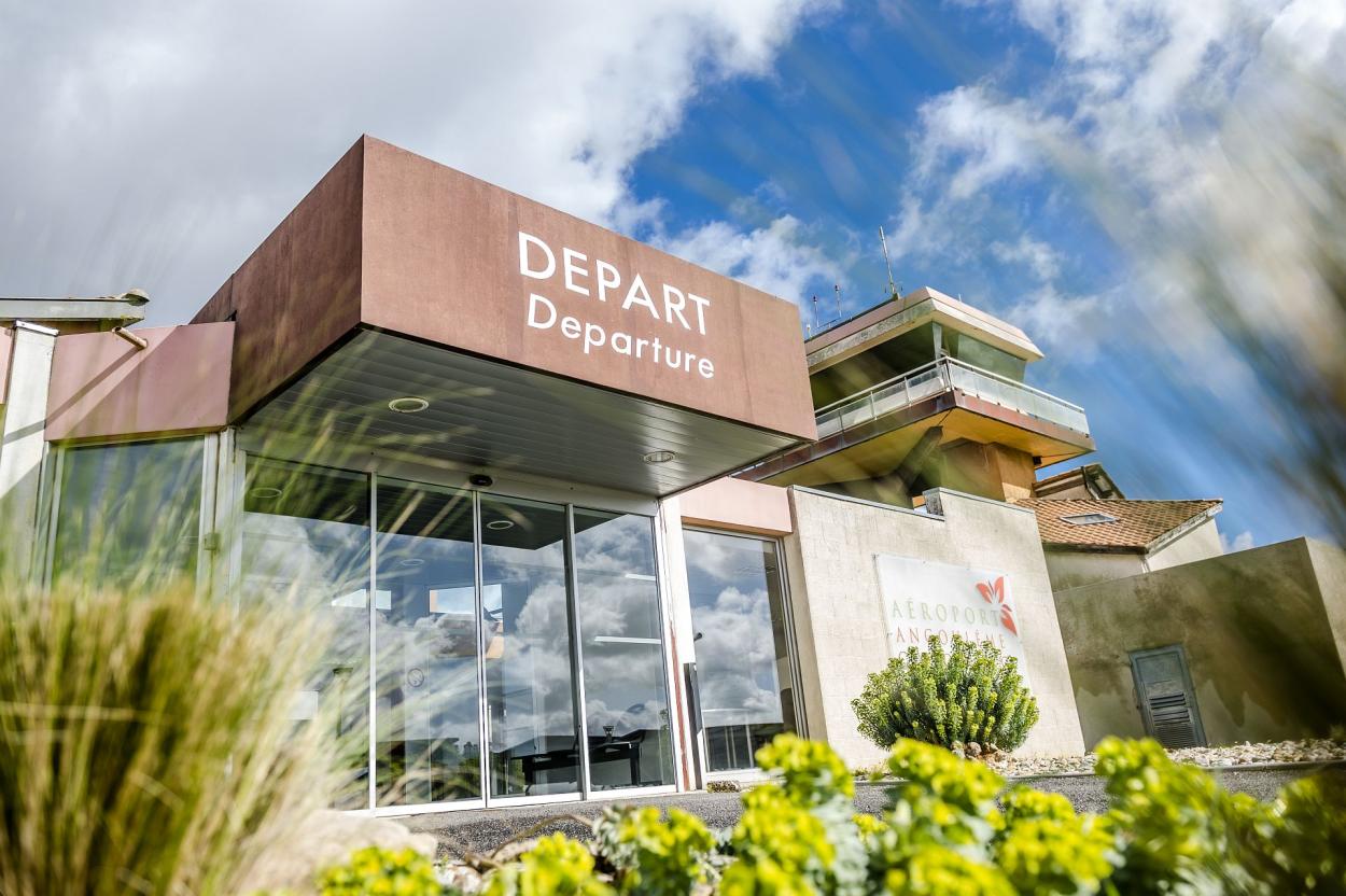 Vue de face de l'aéroport d'Angoulème-Cognac, accessible en TAXI ou VTC Allo!Taxi'Cab