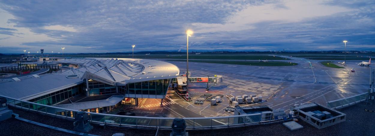 Vue de nuit de l'aéroport de Lyon, accessible en TAXI ou VTC Allo!Taxi'Cab