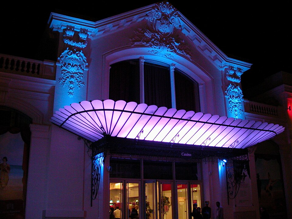 Vue de nuit du Casino de Dinard, accessible en TAXI ou VTC Allo!Taxi'Cab