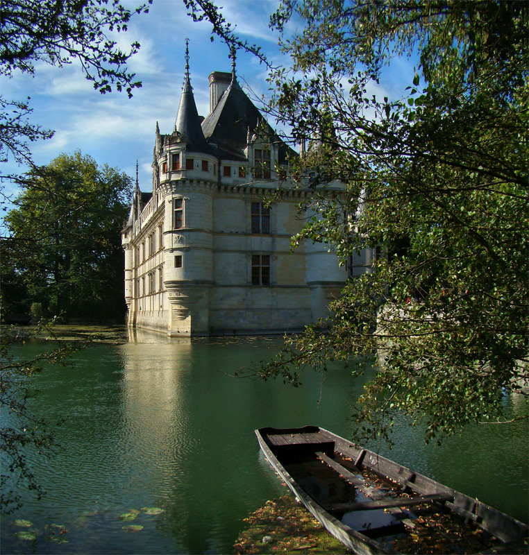 Vue coté jardin du chateau. Chateau accessible par TAXI ou VTC 