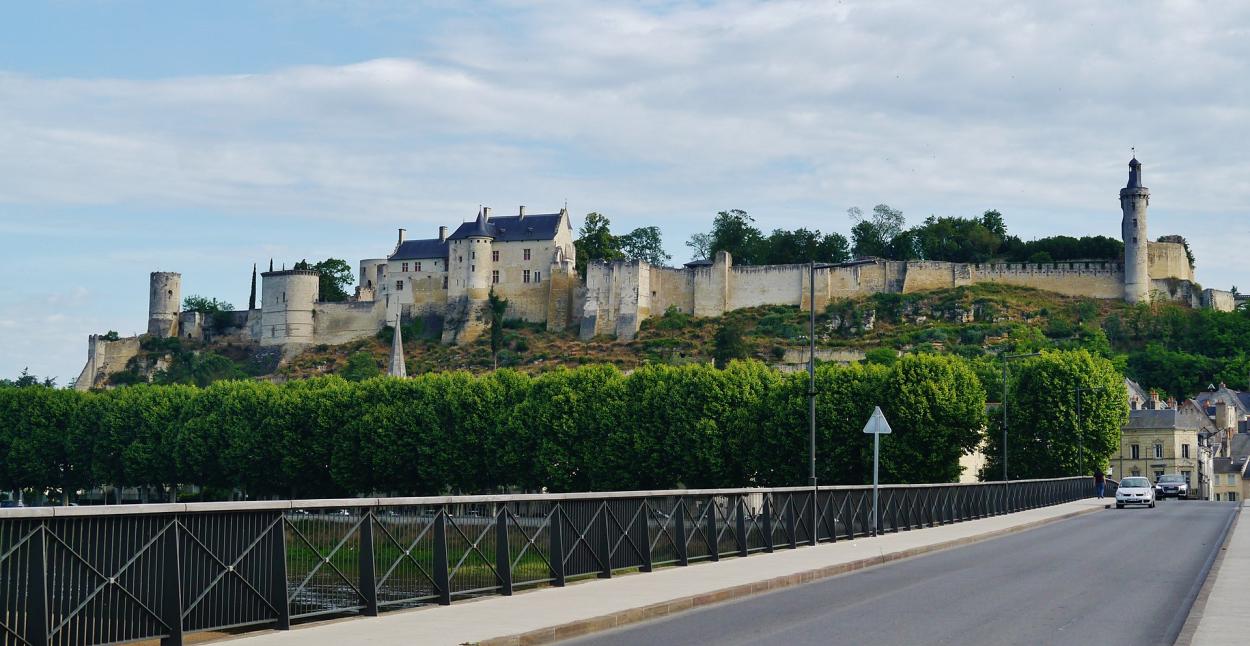 Vue du château de Chinon, accessible en TAXI ou VTC Allo!Taxi'Cab