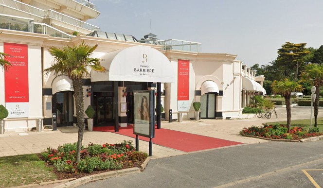 Vue de l'entrée du casino de La Baule, accessible en TAXI ou VTC