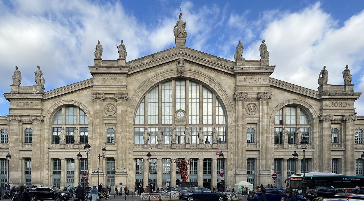Vue depuis la rue de Dunkerque de la Gare du Nord, accessible en TAXI ou VTC