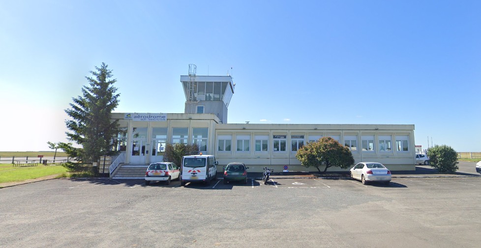 Vue du batiment de l'aéroport de Niort, accessible en TAXI ou VTC Allo!Taxi'Cab