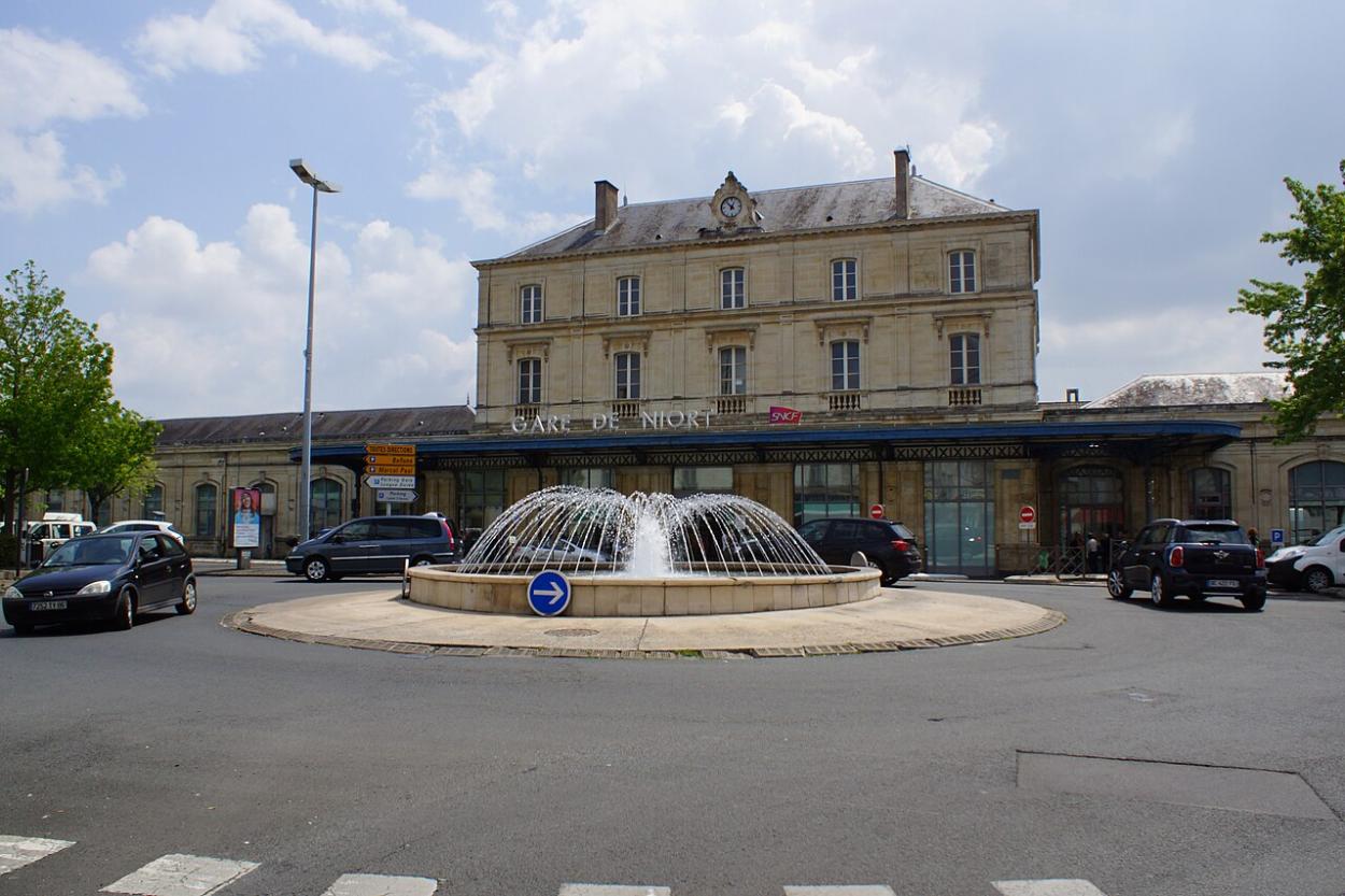 Photo de l'entrée de la Gare de Niort, accessible en TAXI ou VTC / Portail-annuaire ALLO ! TAXI'CAB