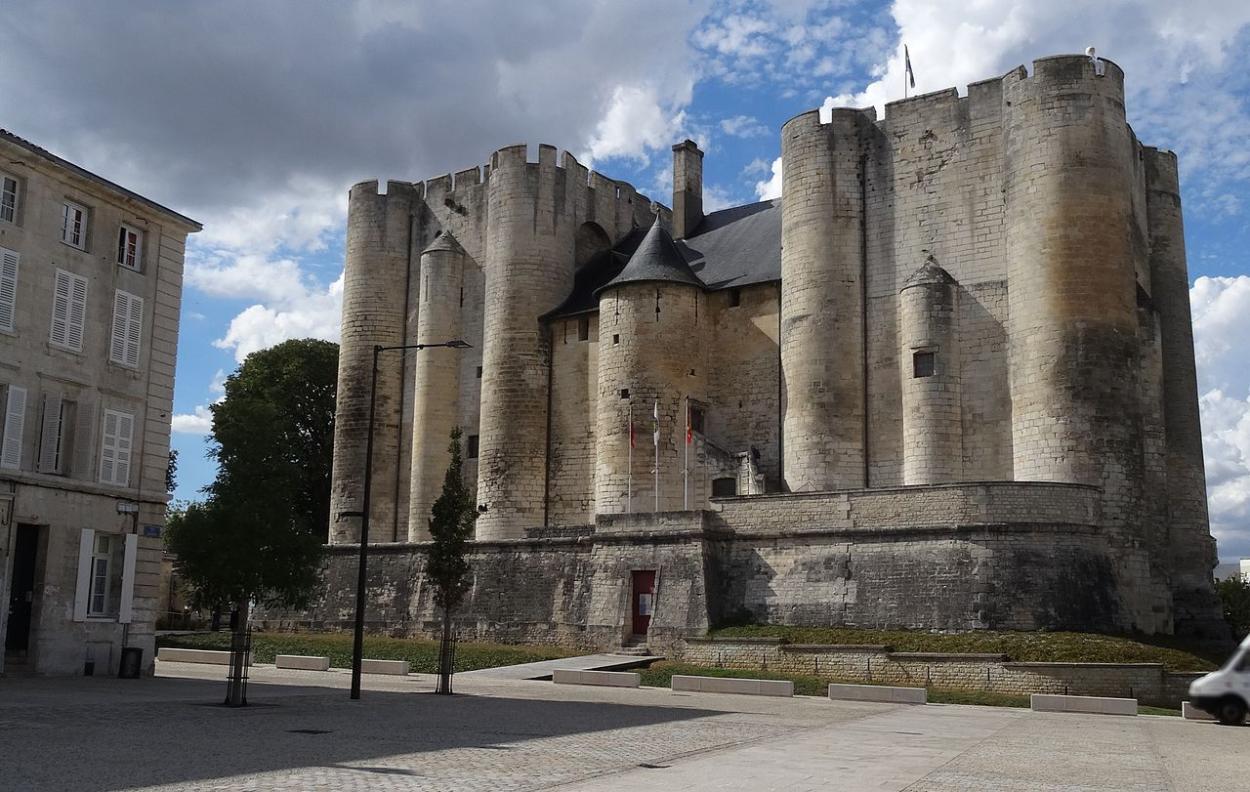 Le donjon du château de Niort, accessible en TAXI ou VTC Allo!Taxi'Cab