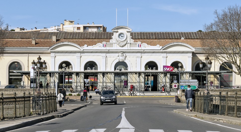 Photo de face de la gare sncf de Carcassonne (11), accessible en TAXI ou VTC • ALLO ! TAXI'CAB