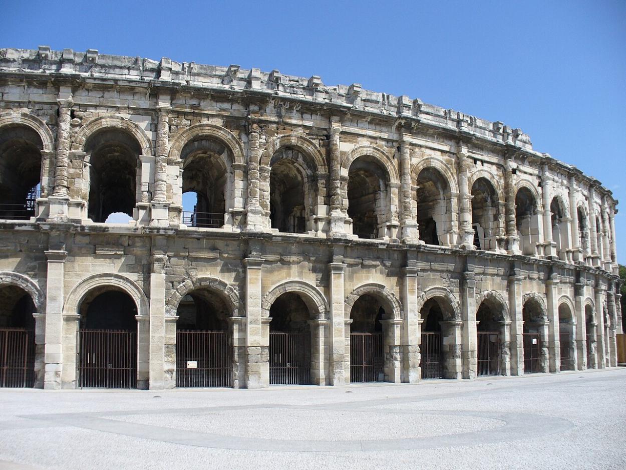 Vue extérieur des arènes de Nimes, accessible en TAXI ou VTC Allo!Taxi'Cab