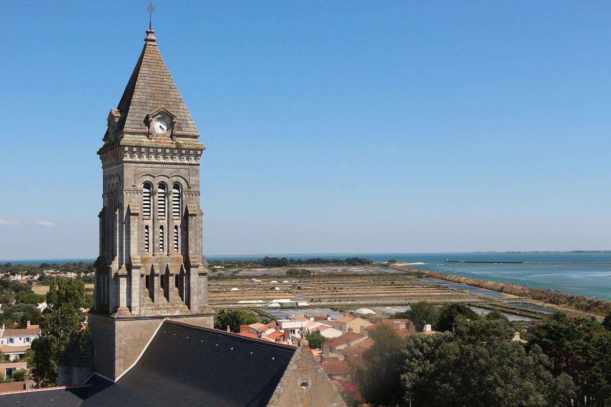 Vue de l'Église Saint-Philibert de Noirmoutier, accessible en TAXI ou VTC Allo!Taxi'Cab