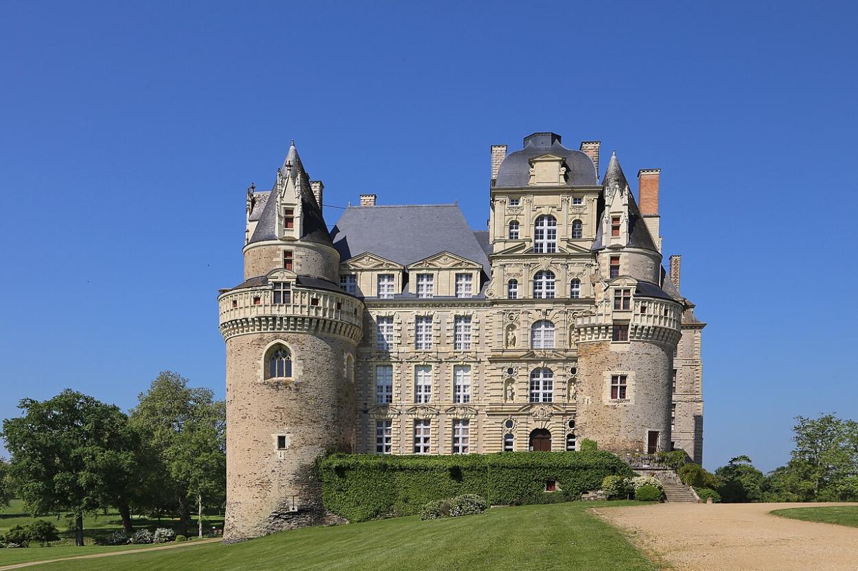 Vue du château de Brissac, accessible en TAXI ou VTC Allo!Taxi'Cab