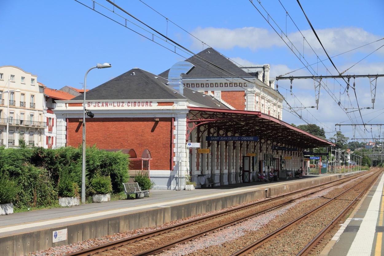 Photo de la gare SNCF de Saint-Jean-de-Luz - Ciboure, accessible en TAXI ou VTC / Portail-annuaire ALLO ! TAXI'CAB