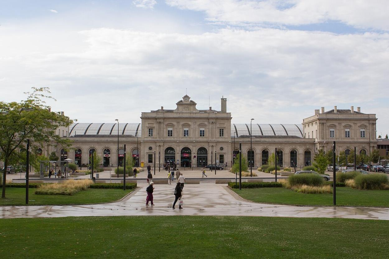 Vue de la façade du bâtiment voyageur de la gare de Reims, accessible en TAXI ou VTC Allo!Taxi'Cab