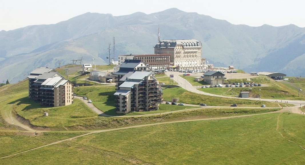 Vue de station de ski Luchon-Superbagnères en été, accès en TAXI ou VTC via Allo ! Taxi'Cab