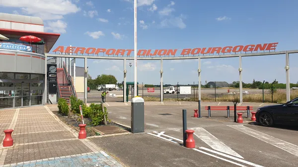 Vue de l'entrée l'aéroport de Dijon Bourgogne, accessible en TAXI ou VTC Allo!Taxi'Cab