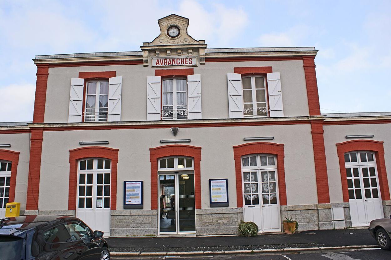 Photo de l'entrée de la Gare d'Avranches, accessible en TAXI ou VTC Allo ! Taxi' Cab