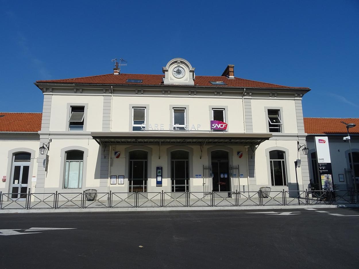 Photo de la façade de la Gare SNCF de GAP, accessible en TAXI ou VTC Allo!Taxi'Cab
