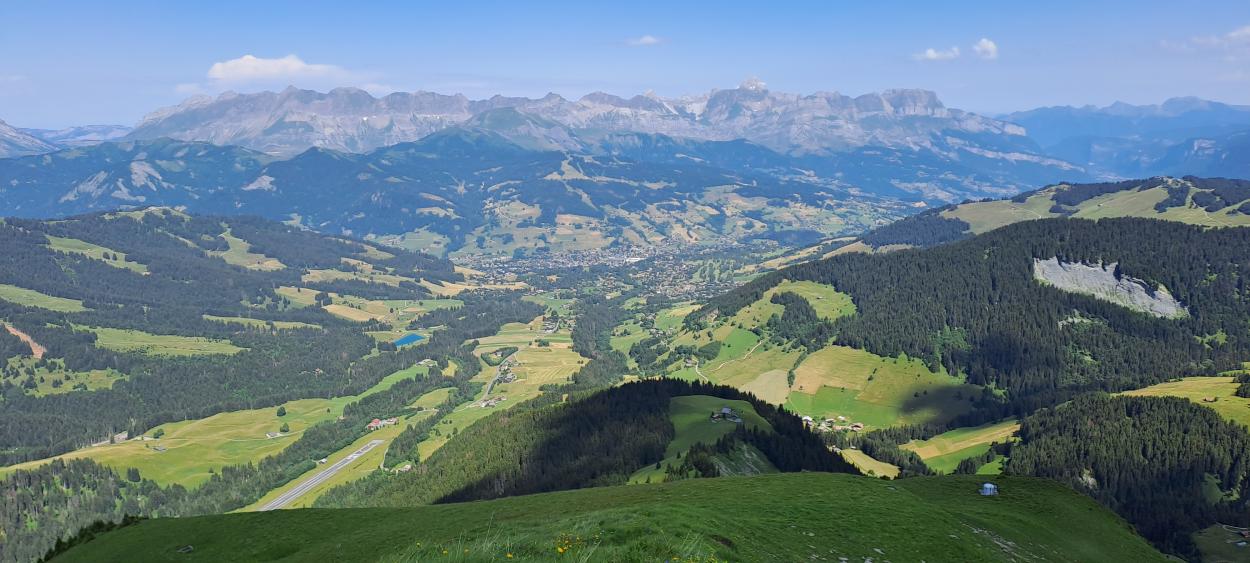 Vue de station de ski de megève en été, accès en TAXI ou VTC